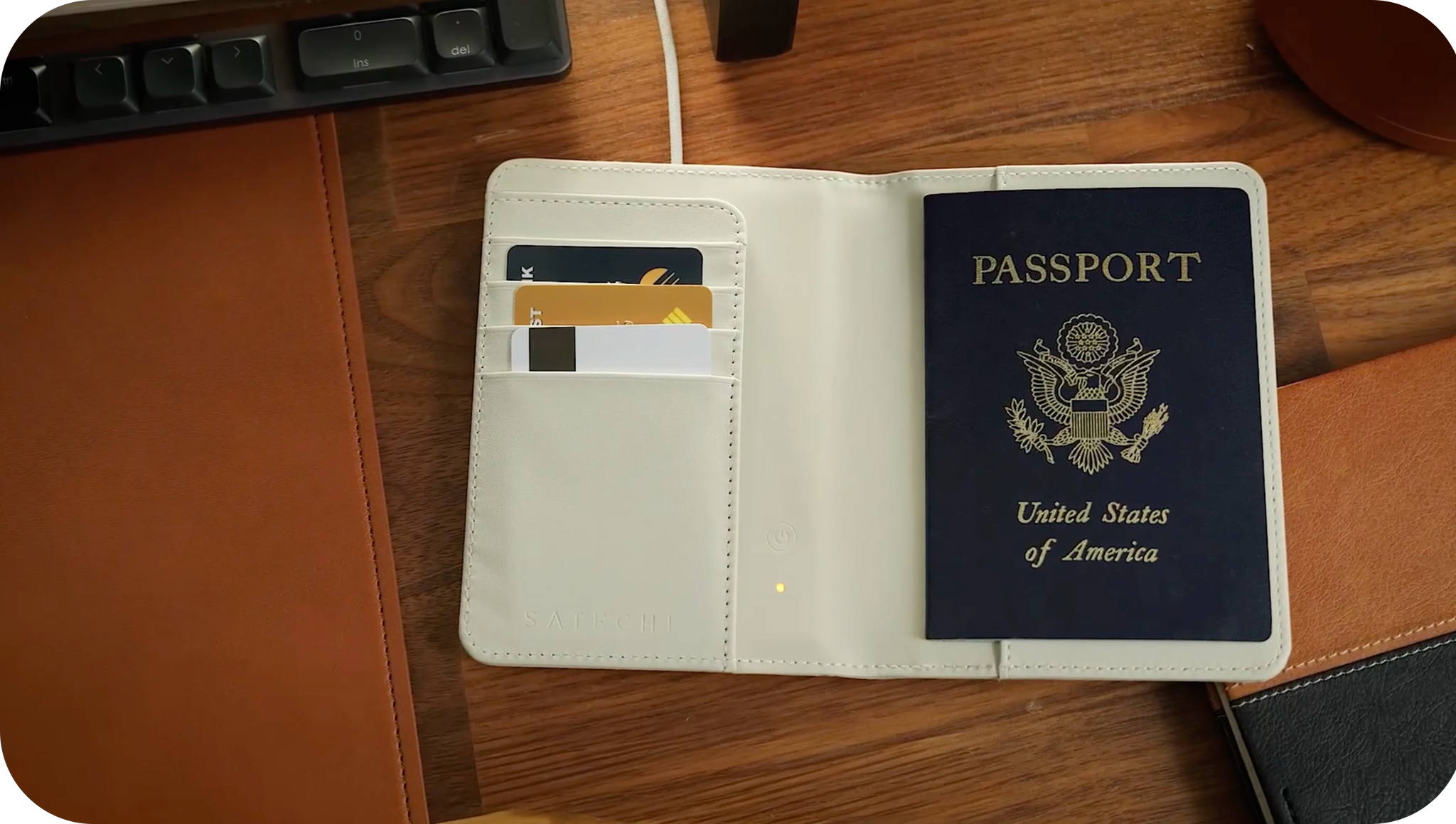 Vegan-Leather FindAll™ Passport Cover Satechi Black