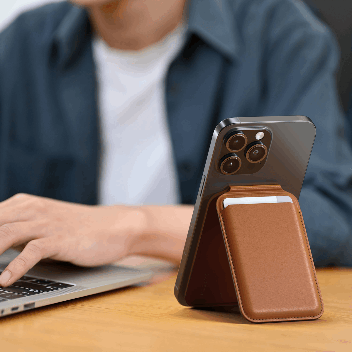 Vegan-Leather Magnetic Wallet Stand Satechi Brown #group_brown