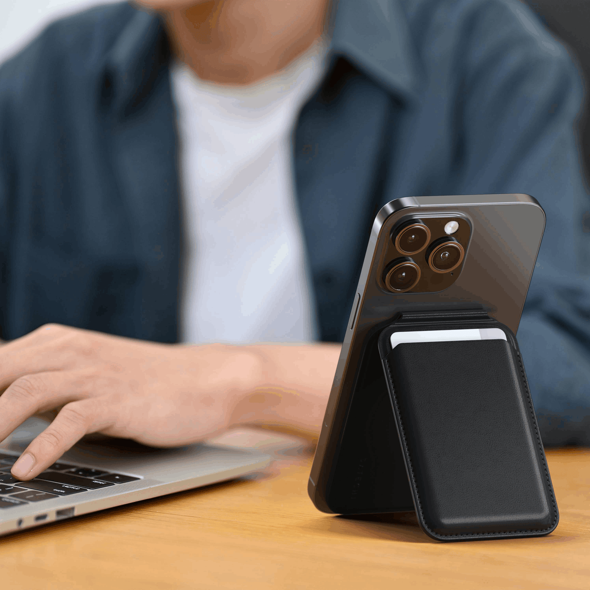 Vegan-Leather Magnetic Wallet Stand Satechi Black #group_black